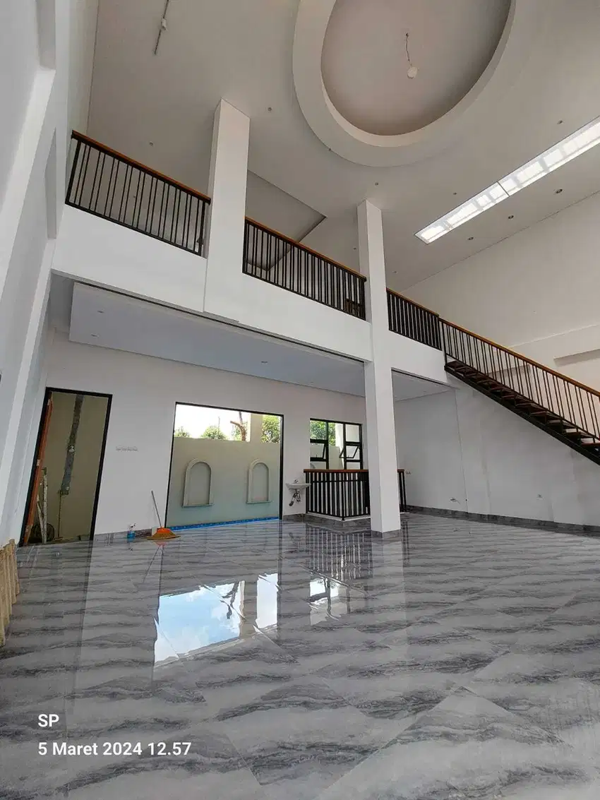 DIJUAL RUMAH CANTIK 3 LANTAI DI BARAT HOTEL HYATT PALAGAN KM 7