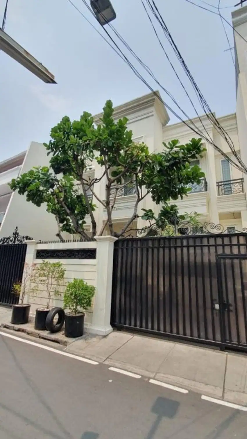 Rumah Mewah Ada Kolam Renang 492m2 7+1KT SHM di Kebon Kacang