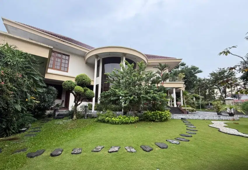 Dijual rumah mewah di Darmo Harapan Indah Regency