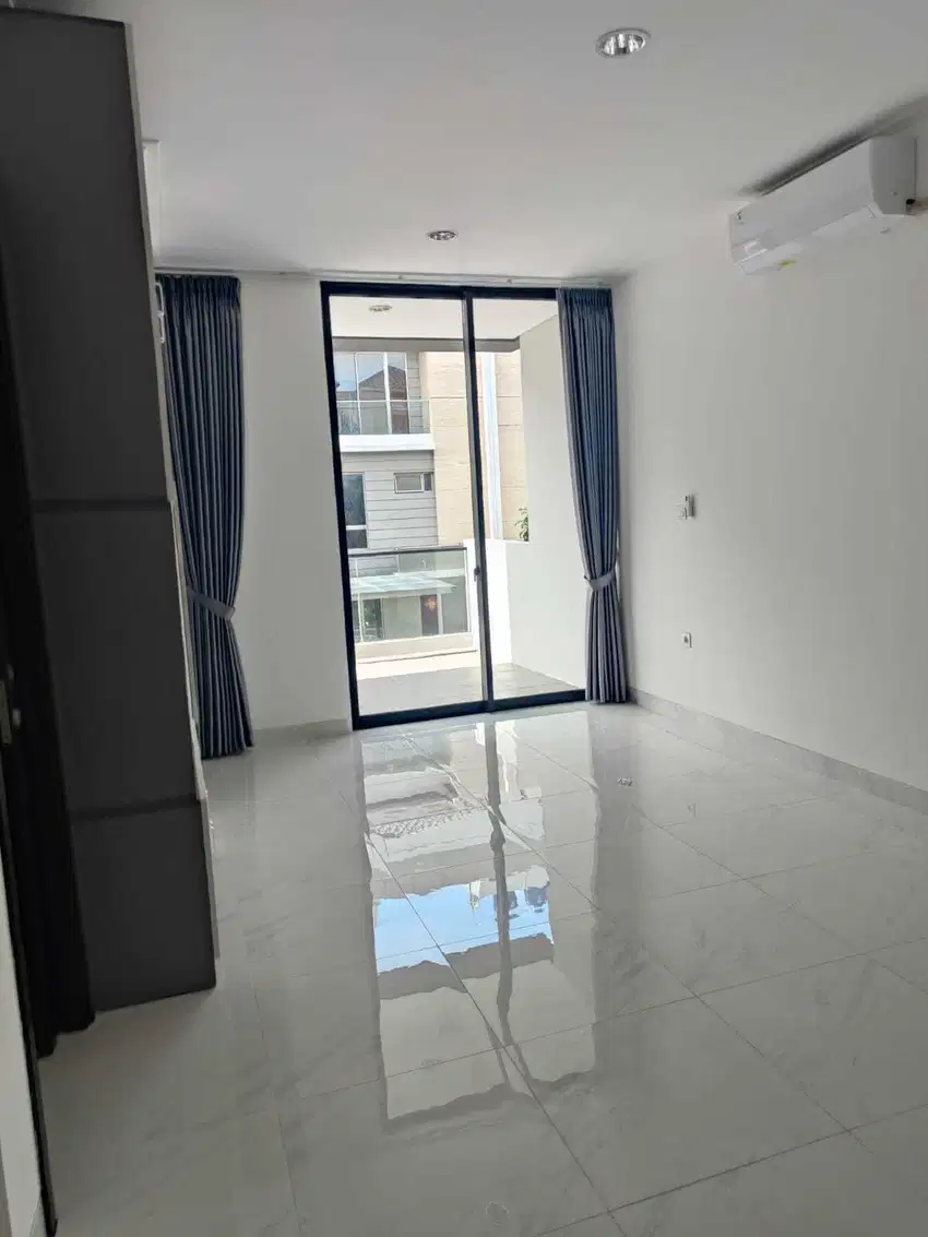 Dijual Rumah Golf Island, 5x15, 3 lantai, Furnish, Siap Huni