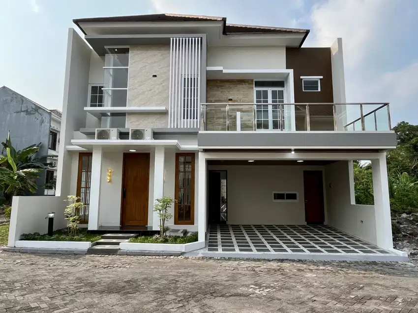 Rumah Baru Full furnished kolam renang dalam perumahan dekat UGM & UII