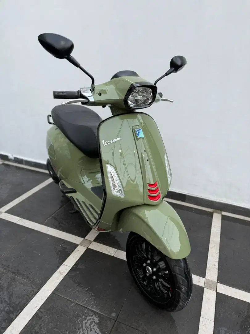 Vespa Sprint S 2023 (km 7rb perak)
