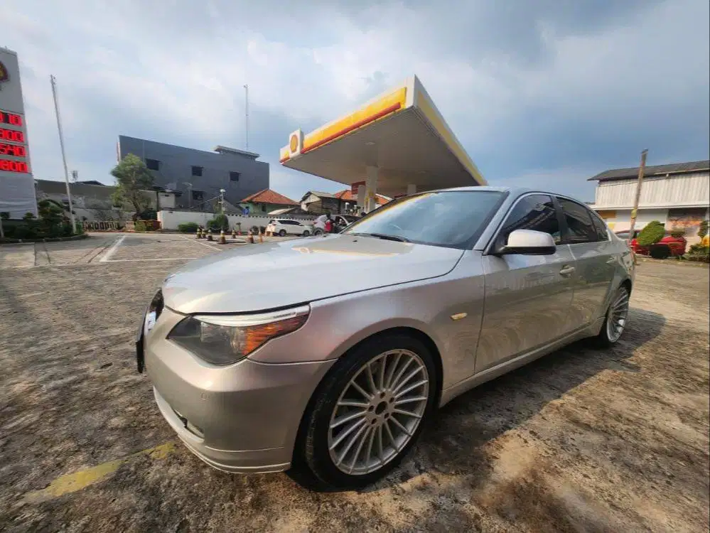 Mobil BMW 523i AT 2010 E60 Silver Low KM Good Condition Milik Pribadi