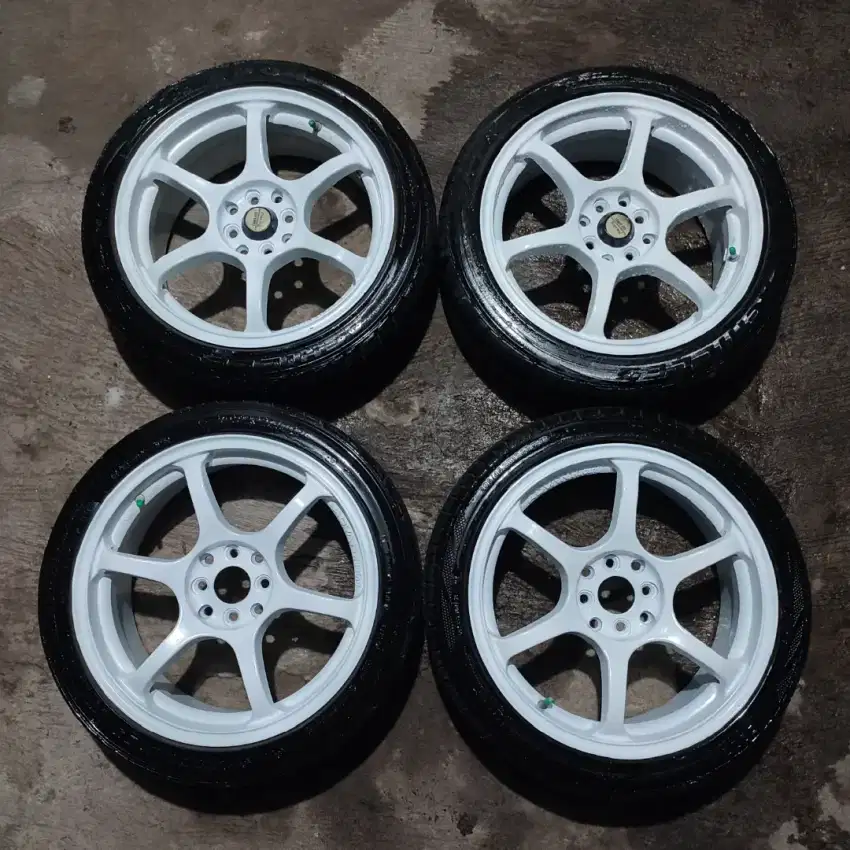 Velg Mobil Racing Look ADVAN RACING RG2 R17 dan Ban