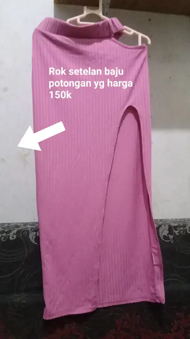 potongan atasan dan rok panjang