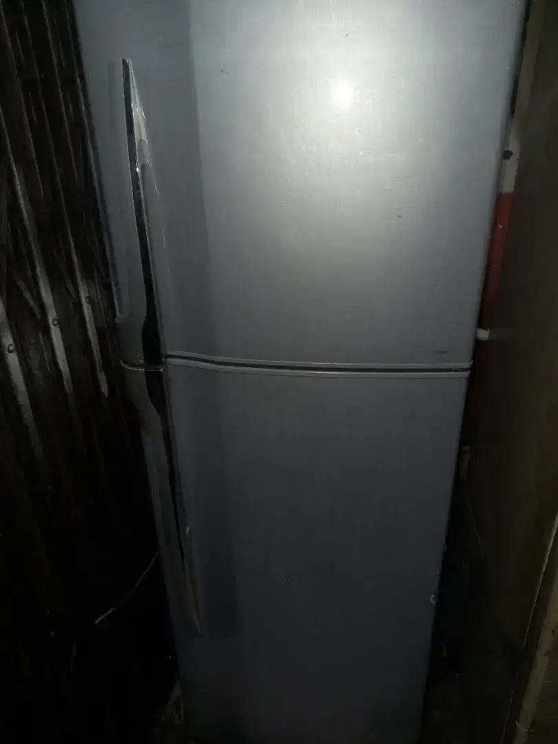 Dijual kullas 2 pintu merk Thosiba besar normal