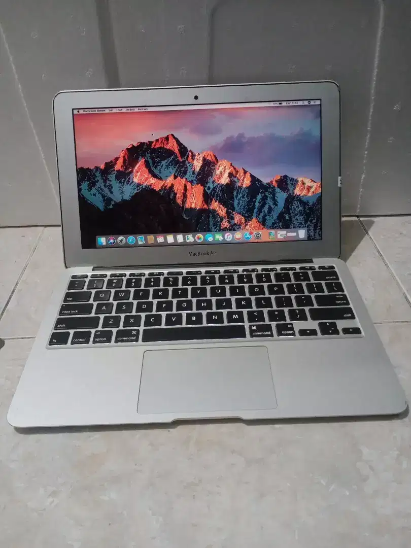 MacBook Air 11 inch mid 2012 core i5 ram 4gb Backlit