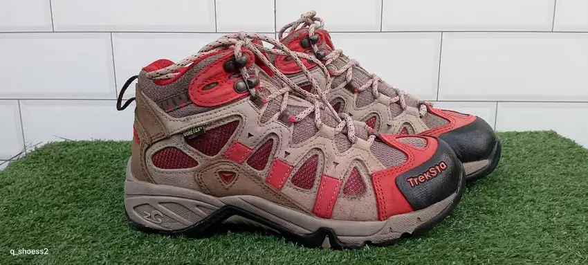 Sepatu hiking TREKSTA 16 PEAKS
