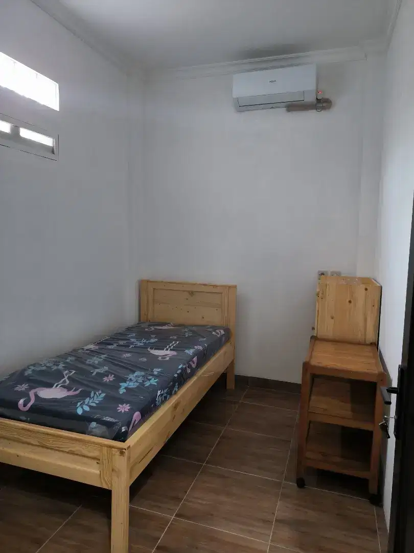 Kost Wanita Baru di pinggir Jalan Raya