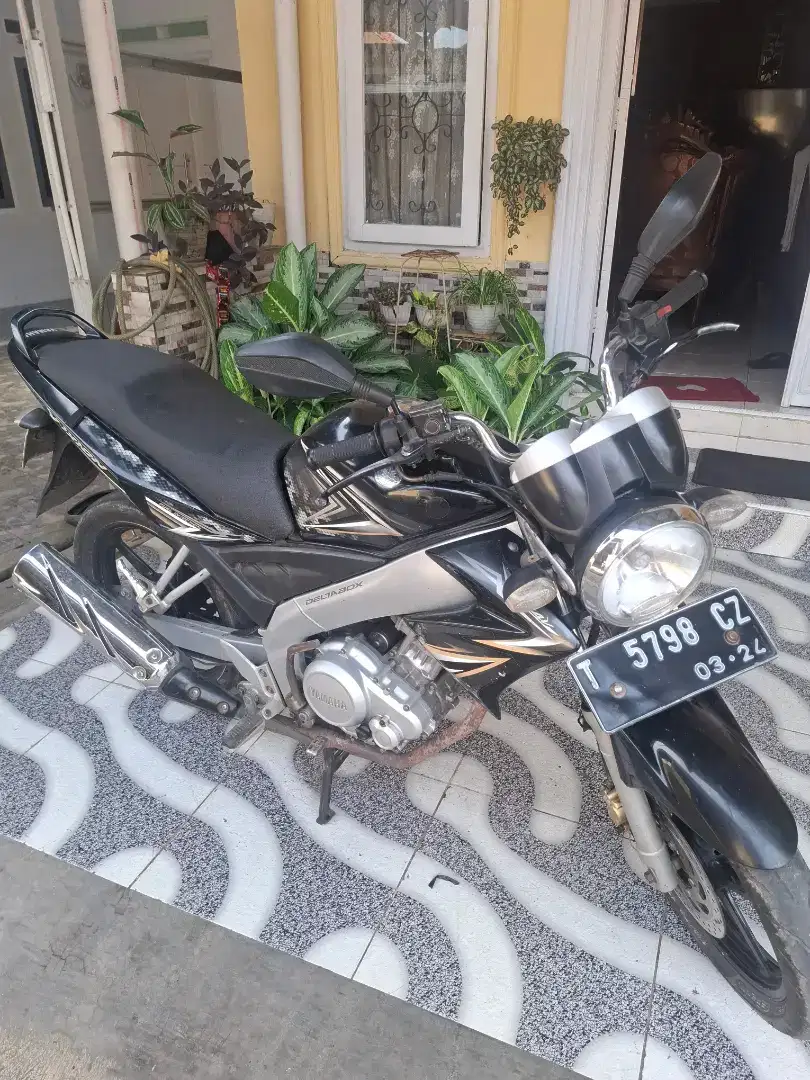 Yamaha Vixion old hitam