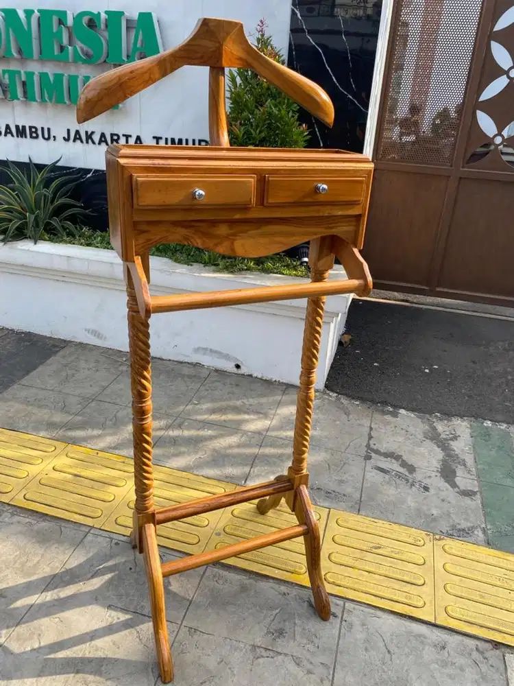 Gantungan jas dan kemeja