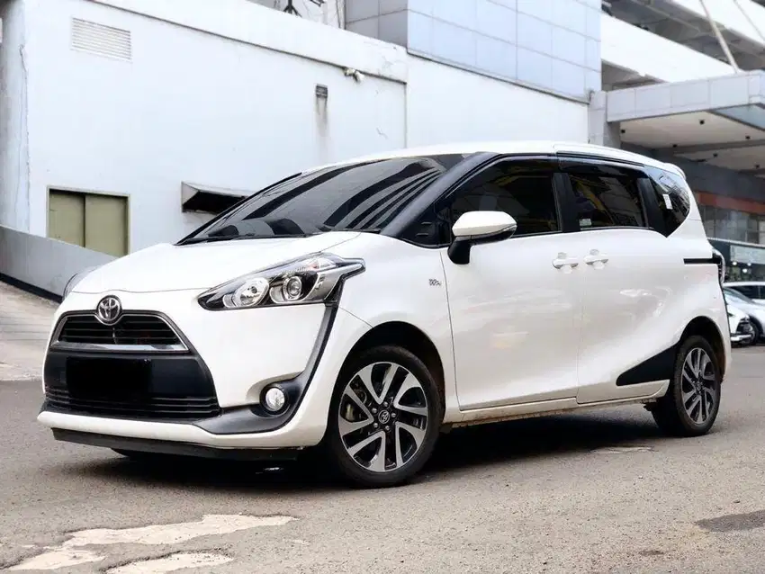 GRAB IT FAST! TOYOTA SIENTA 1.5 V AT 2019 PUTIH