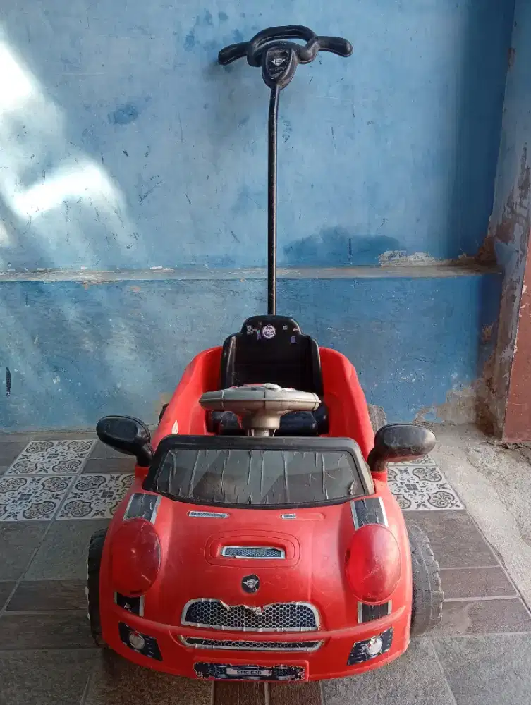 Mainan mobil mobilan