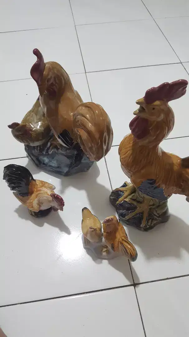 Patung ayam keramik