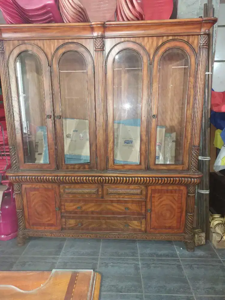 Lemari Kaca Kayu Cokelat