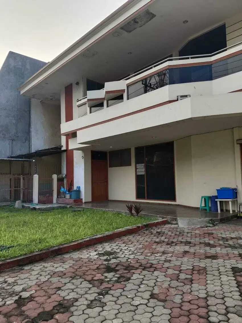 Rumah 5+2 Kamar Tidur dengan pemandangan kota di Surabaya Barat Lux