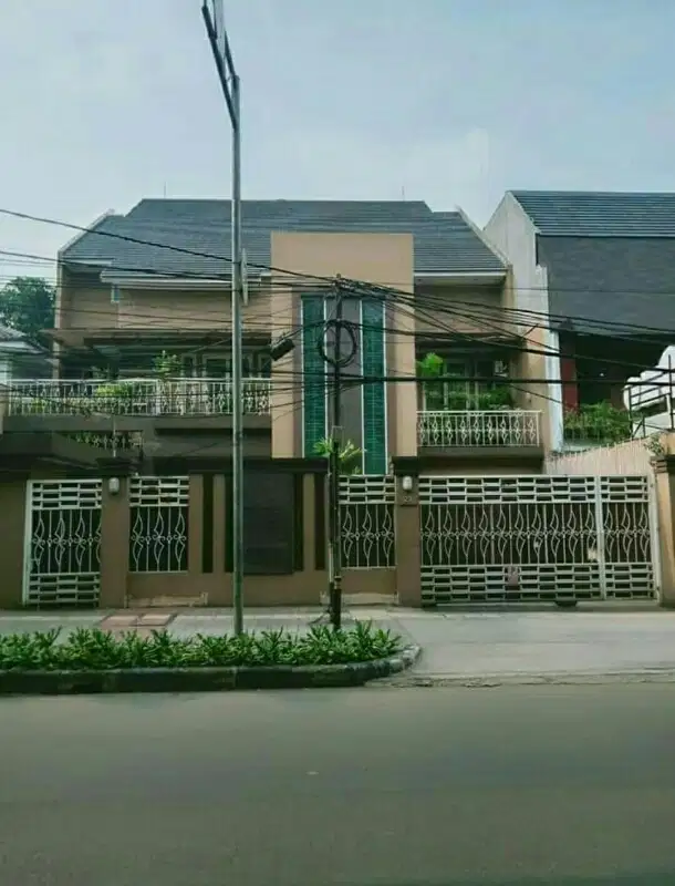 Dijual Rumah Mewah 3 Lantai Siap Huni di Kebayoran baru