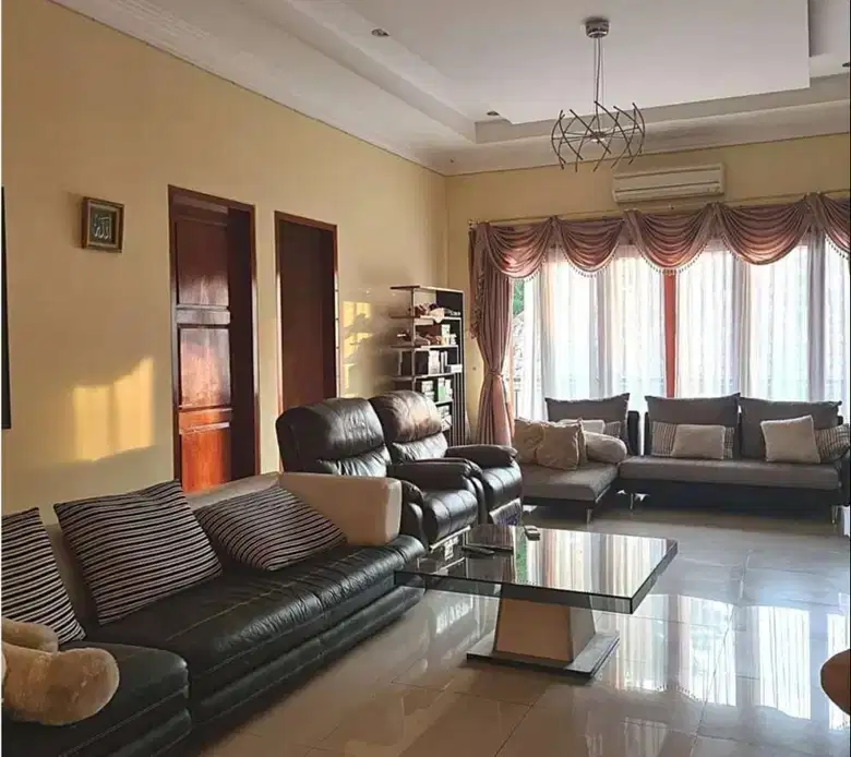 Dijual Rumah Cantik dan Nyaman Ada Swimming Pool Di Wilayah Menteng
