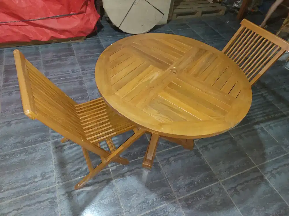 1 set Meja Kayu Bundar Dan Dua Bangku