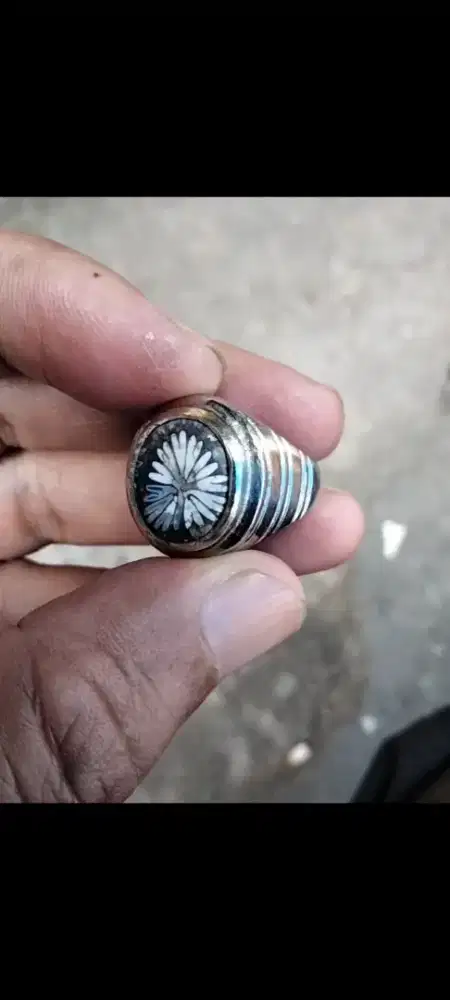 Batu teratai tunggal hitam