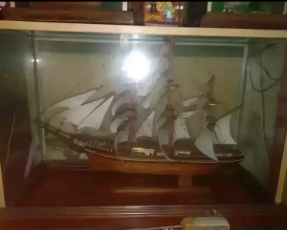 Miniatur kapal layar