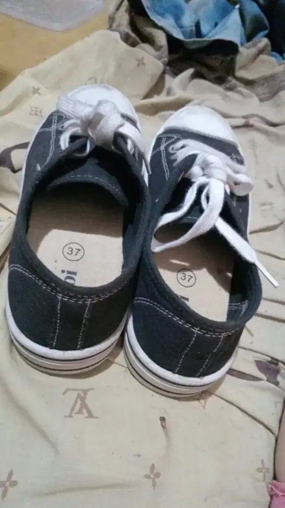 Jual sepatu bekas ukuran 37