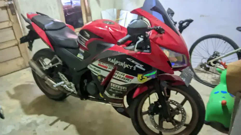 Honda CBR 150 CC tahun 2015 warna merah