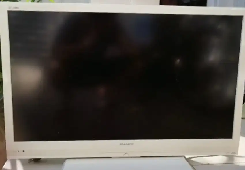 Di jual.tv led sharp 42 inch warna putih aquos