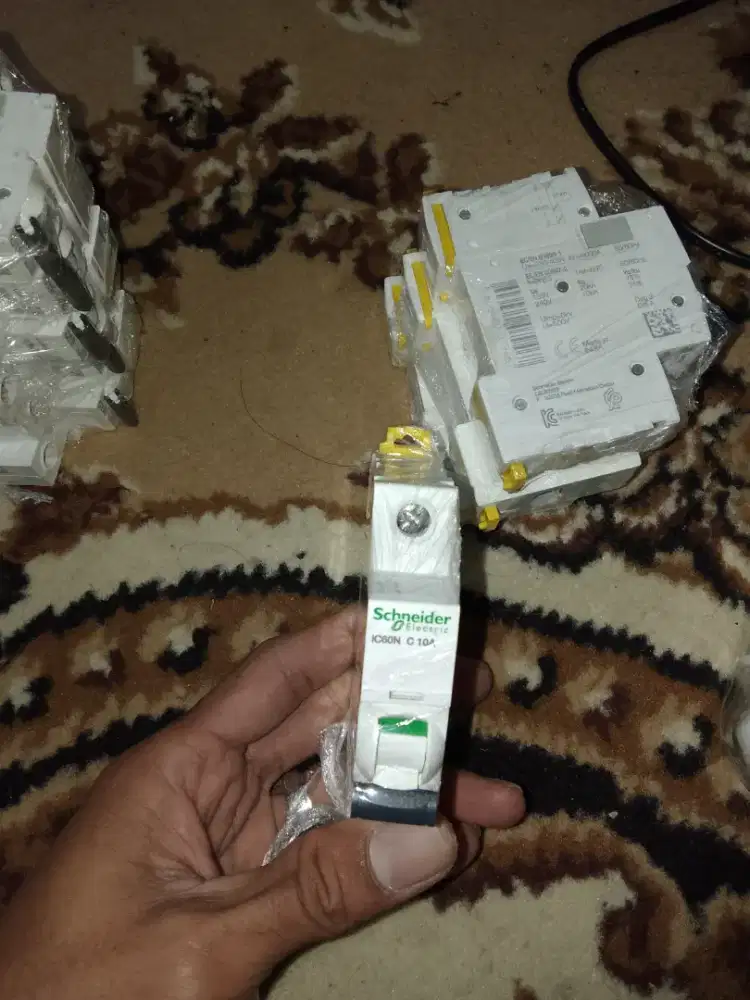 MCB schneider 1phase , 10A , 16A dan 25A kondisi 90%