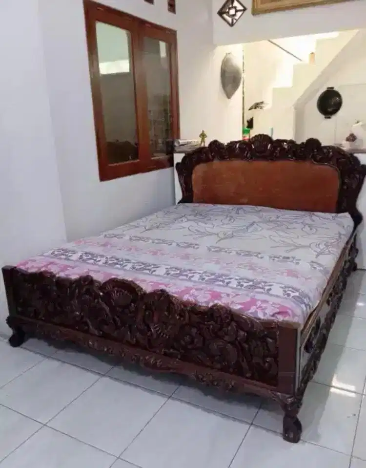 Tempat tidur jati ukir
