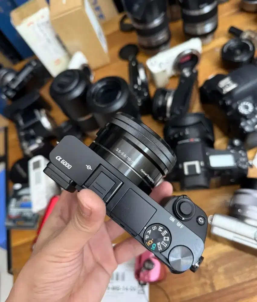kamera sony a6000 a6100 ( di cari dan di beli ya ka )