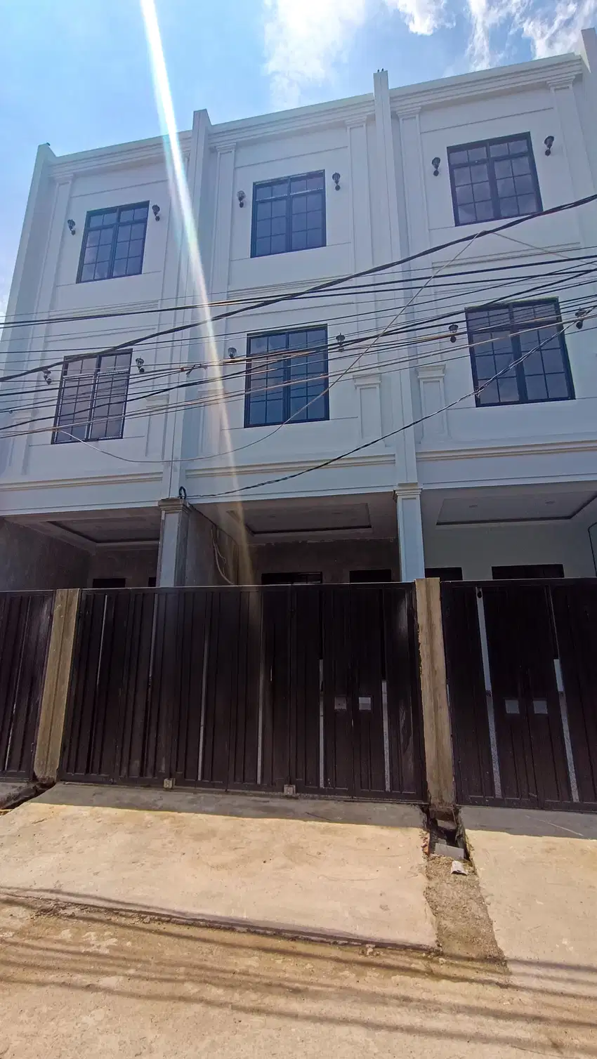 Rumah Brand New 3 Lantai dengan Bangunan Bata Merah di Duri Nirmala