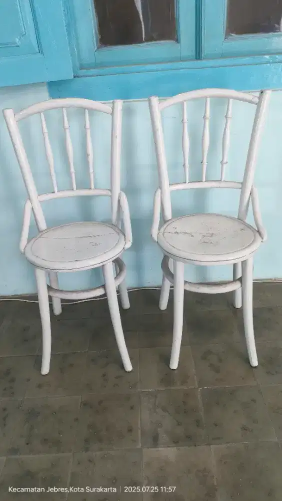 Sepasang kursi taman