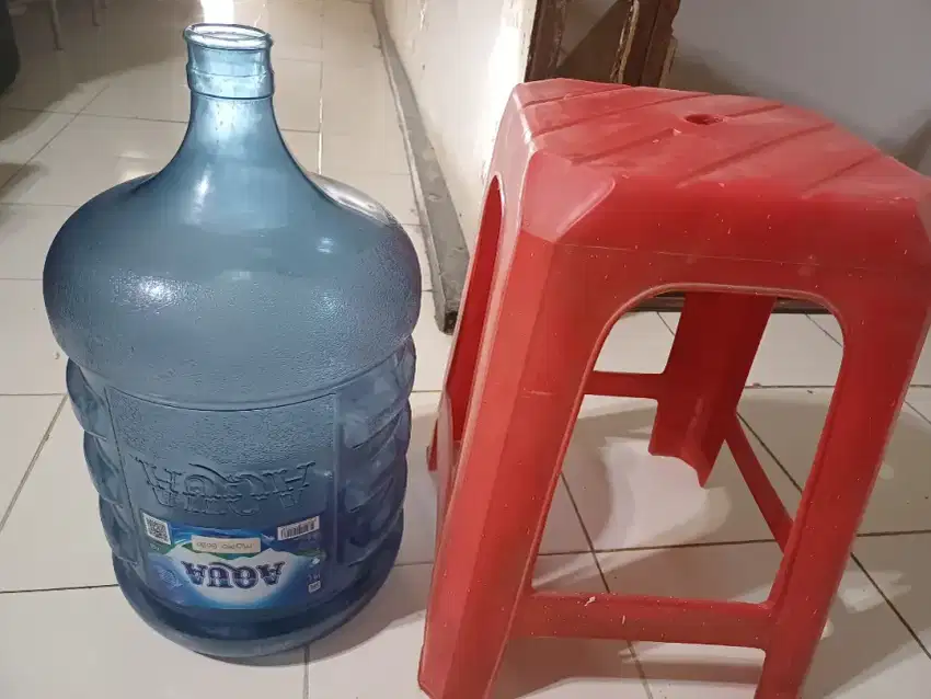 Galon Aqua + Kursi Merah