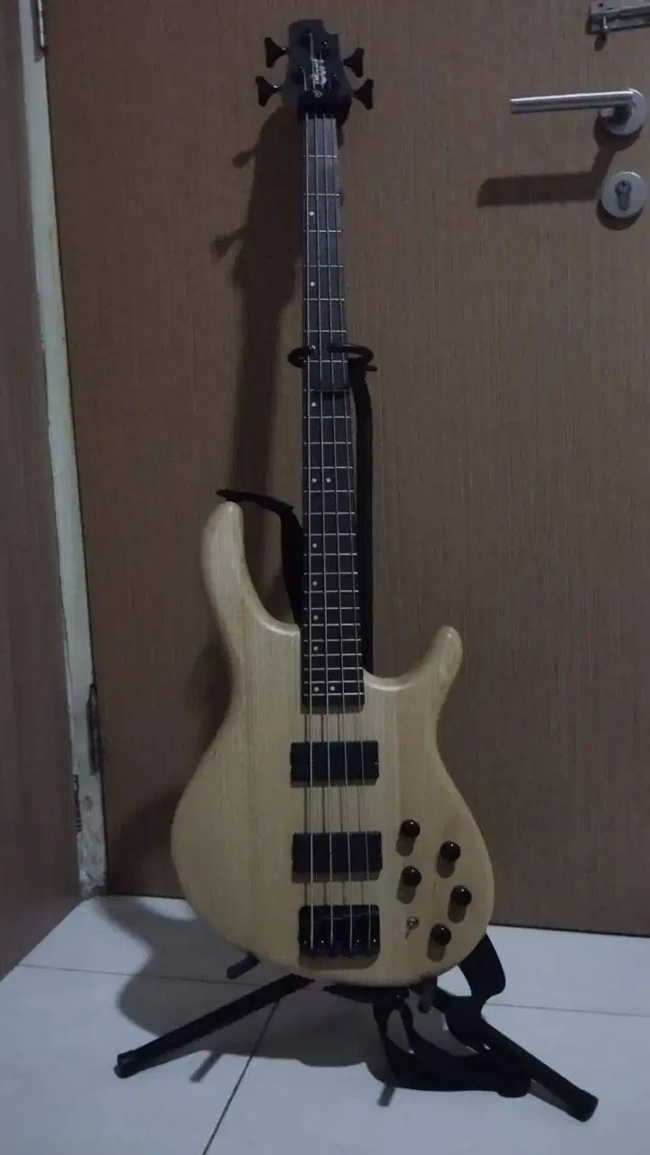4 String Bass Cort Action DLX V