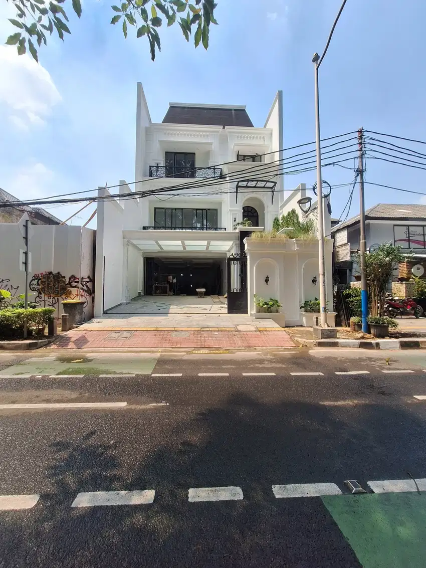 Di Jual Rumah Baru Clasik Modern ada pool di Tebet Jakarta Selatan