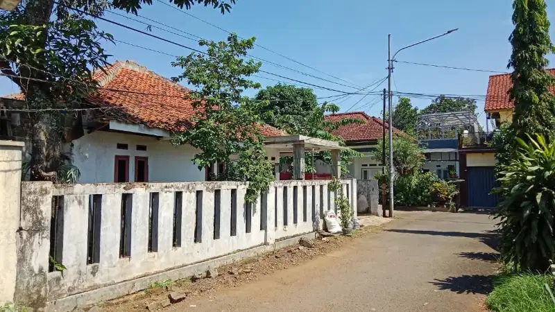 Dijual rumah lama hitung tanah di Cisaranten dekat ke Soekarno Hatta