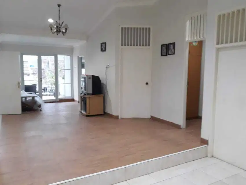 Dijual cepat rumah 2 lt di Villa Melati Mas, Serpong