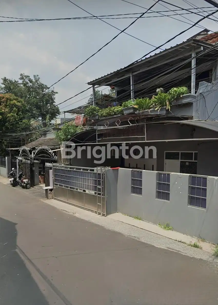 RUMAH 3 LANTAI DI POSISI HOEK KEBON BARU TEBET JAKARTA SELATAN