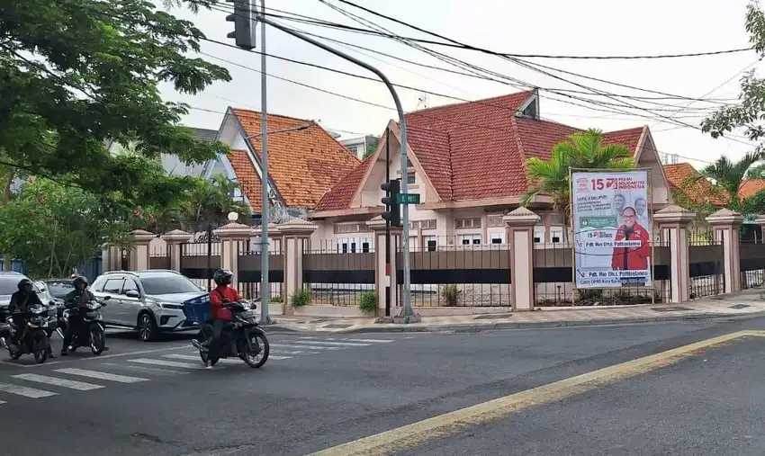 Rumah Hitung Tanah Hook di Pusat Surabaya