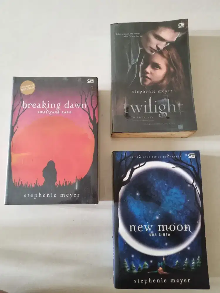 Novel Twilight, New Moon, Breaking Dawn
