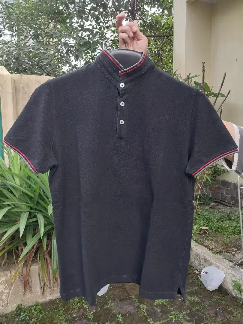 Polo shirt hitam size M fit L