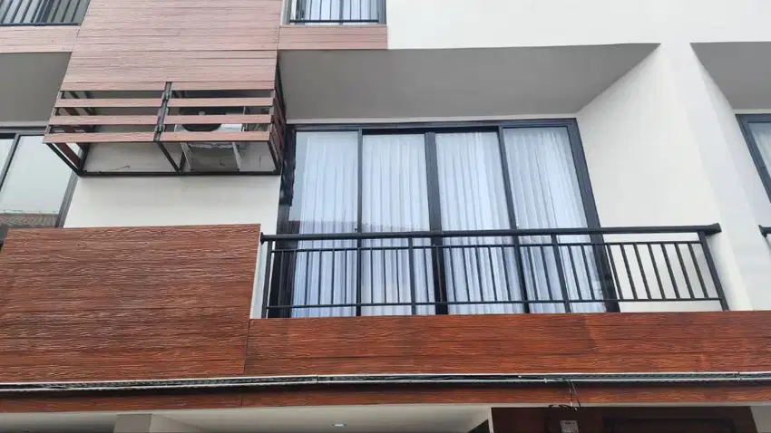 Sewa Bulanan Rumah Eksklusif dengan Rooftop! Full Furnished, 4KT