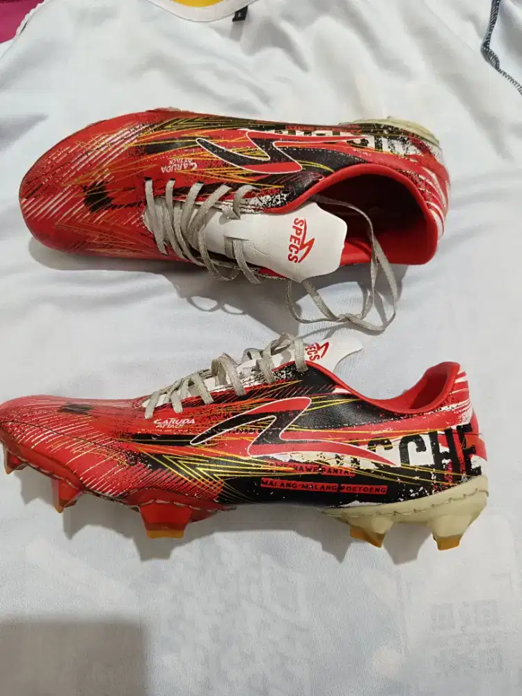 Sepatu bola SPECS  Ukuran 39