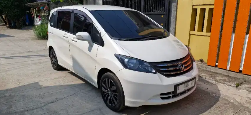 HONDA FREED E PSD PUTIH 2012