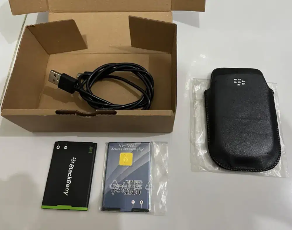 Jual Aksesoris Blackberry 9790 2 Baterai 1 kabel data BB dan Sarung