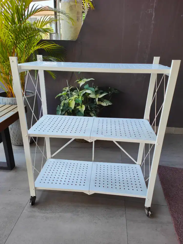 Rak besi dengan roda