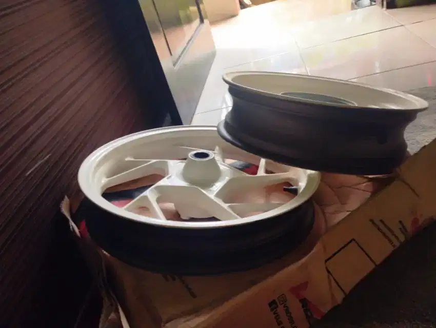 Velg motor DIJUAL CEPAT    VELG ORI VARIO 160 ABS COPOTAN SEPASANG
