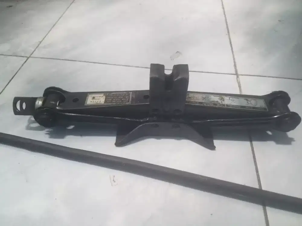 Dongkrak jembatan mobil