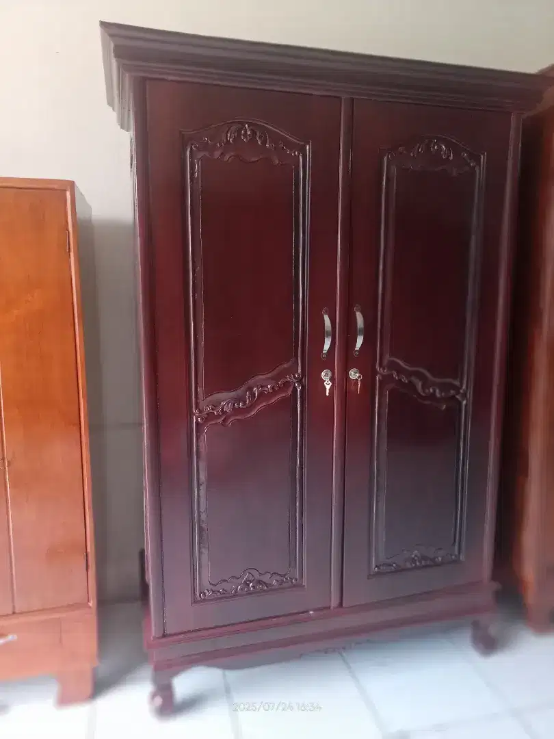 1 lemari kayu jati 2 pintu bekas dah melamin seperti baru bogor